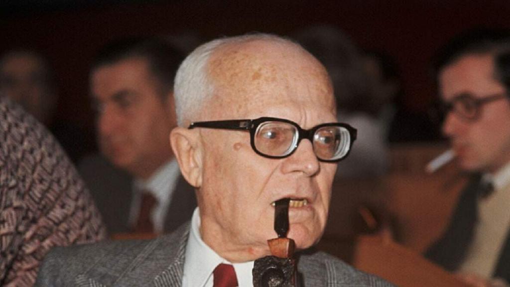 La Storia Di Sandro Pertini: Chi è, Come è Morto, Pipa, Partito E ...